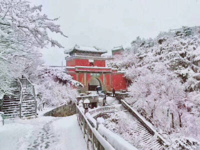 雪后古建