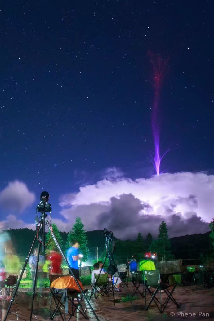 （来自微博：天文在线）2016年英仙座流星雨意外收获，这个为时短于1秒的事件消失于转瞬之间，但是幸运地有台已在录影的数位相机补捉到它,这个巨大喷流看似起始于邻近的雷暴云，向上发展并终止于地球的电离层。巨大喷流的本质及它与其他种类的高空短暂发光现象 (TLEs)─诸如蓝色喷流及红色精灵─之关联，目前仍然是活跃的研究主题。幅摄于中国．石坑崆山晚安
©Phebe Pan