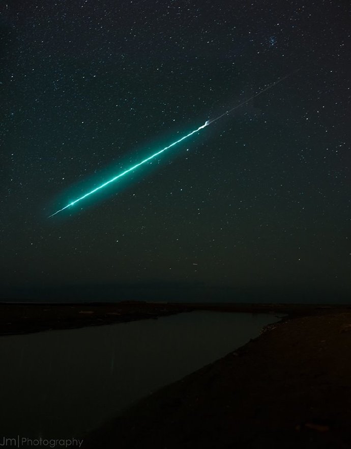 （来自微博：天文在线）#天文酷图# 4月5日，一个明亮的绿色流星划过夜空闪烁的周围当地时间21:00。新西兰.惠灵顿.城野马特拉。[给你小心心][给你小心心][给你小心心]晚安
©Jake Moshe