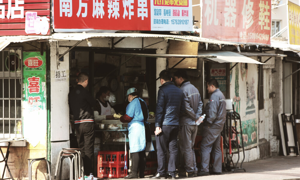 喜欢在青岛扫街，这里有现代化的都市感，也有老城区的厚重感。