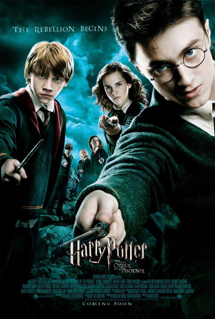 《哈利·波特与凤凰社》(Harry Potter and the Order of the Phoenix,2007年,美国、英国):逃过摄魂怪的追杀，通过魔法部的审查，哈利终于回到霍格沃兹。然而这个学期他不仅要完成魔法等级考试，还要应对夜晚的噩梦和黑魔法防御课老师乌姆里奇的打压。在好友的支持下，哈利秘密组建了邓不利多军团，教大家学习黑魔法防御术。 噩梦中，哈利总是以伏地魔的视角出现，似乎他们之间有着某种神秘的联系。在邓不利多的指示下，哈利向斯内普教授学习封闭术，却鲜有成效。终于在一次噩梦的诱使下，哈利偏执的赶往魔法部营救小天狼星，却不想陷入伏地魔的圈套，引发凤凰社与食死徒之间的正面冲突。在混战中，小天狼星不幸遇难。PS.重温哈利波特系列电影。