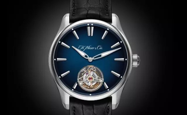 H. Moser & Cie（亨利慕时）的开拓者陀飞轮（Pioneer Tourbillon）
为每日佩戴设计、配备双层游丝的飞行陀飞轮、提供三天动力储存、不锈钢表壳防水深达120 米，展现无比的优雅，是少数在任何情况下都能佩戴的陀飞轮腕表。（亨利慕时）再度融合不同形式，赋予陀飞轮运动风貌，为出类拔萃的传统复杂功能赋予绝对现代及当代的版本。
不锈钢表壳，表径42.8毫米，午夜蓝fumé烟熏表盘时、分、飞行陀飞轮装置，HMC 804自动上炼机芯，动力储存3日，蓝宝石水晶玻璃镜面及底盖，防水120米，鳄鱼皮表带，限量50只。