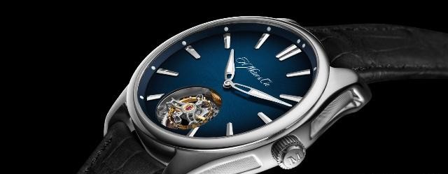 H. Moser & Cie（亨利慕时）的开拓者陀飞轮（Pioneer Tourbillon）
为每日佩戴设计、配备双层游丝的飞行陀飞轮、提供三天动力储存、不锈钢表壳防水深达120 米，展现无比的优雅，是少数在任何情况下都能佩戴的陀飞轮腕表。（亨利慕时）再度融合不同形式，赋予陀飞轮运动风貌，为出类拔萃的传统复杂功能赋予绝对现代及当代的版本。
不锈钢表壳，表径42.8毫米，午夜蓝fumé烟熏表盘时、分、飞行陀飞轮装置，HMC 804自动上炼机芯，动力储存3日，蓝宝石水晶玻璃镜面及底盖，防水120米，鳄鱼皮表带，限量50只。