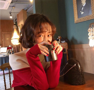 当一个女人放荡不羁 灯红酒绿纸醉金迷的时候 你不妨问问她认真的时候输的有多惨 心伤的有多透彻
女头像