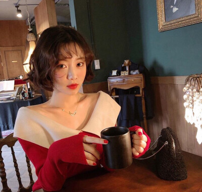 当一个女人放荡不羁 灯红酒绿纸醉金迷的时候 你不妨问问她认真的时候输的有多惨 心伤的有多透彻
女头像