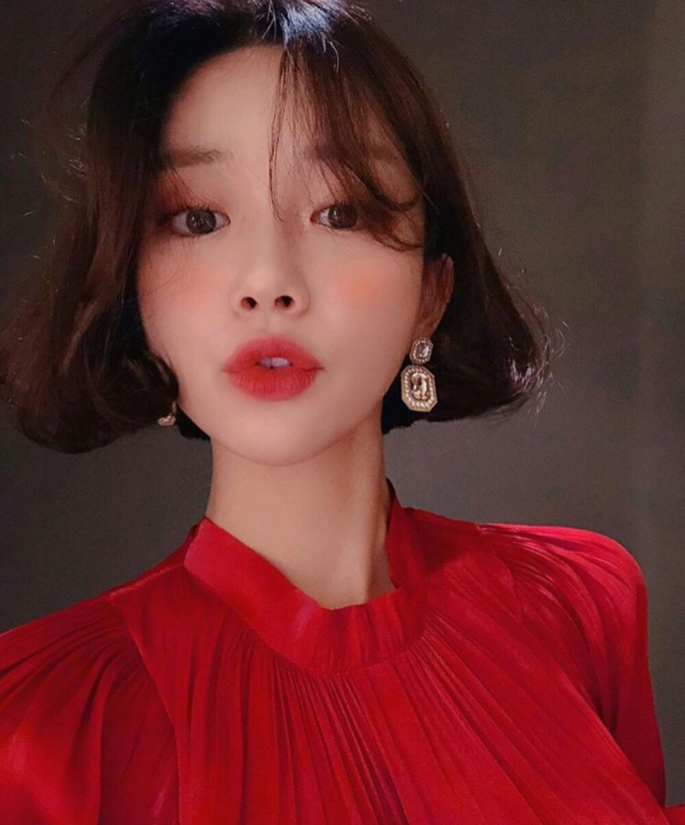 当一个女人放荡不羁 灯红酒绿纸醉金迷的时候 你不妨问问她认真的时候输的有多惨 心伤的有多透彻
女头像