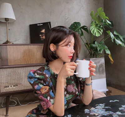 当一个女人放荡不羁 灯红酒绿纸醉金迷的时候 你不妨问问她认真的时候输的有多惨 心伤的有多透彻
女头像