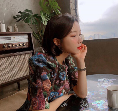 当一个女人放荡不羁 灯红酒绿纸醉金迷的时候 你不妨问问她认真的时候输的有多惨 心伤的有多透彻
女头像