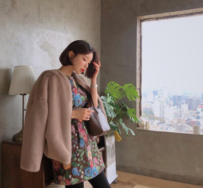 当一个女人放荡不羁 灯红酒绿纸醉金迷的时候 你不妨问问她认真的时候输的有多惨 心伤的有多透彻
女头像