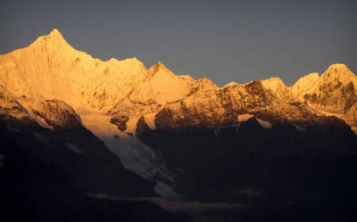 藏区最为震撼的“梅里雪山”的“日照金山”