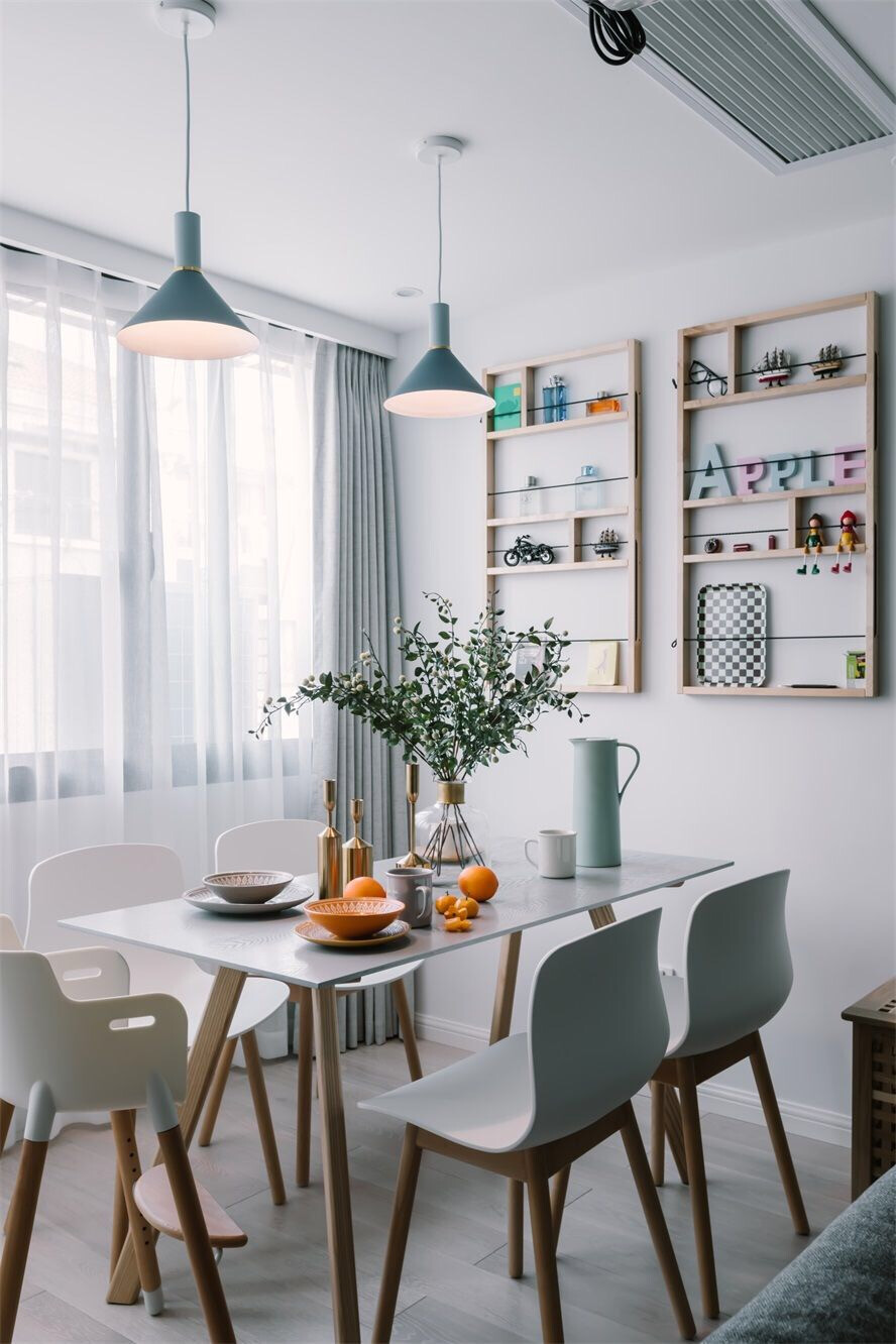 清新的橙色与蓝色，绿色点缀着整个空间，使之更加有颜色的层次感，充盈着温馨的味道