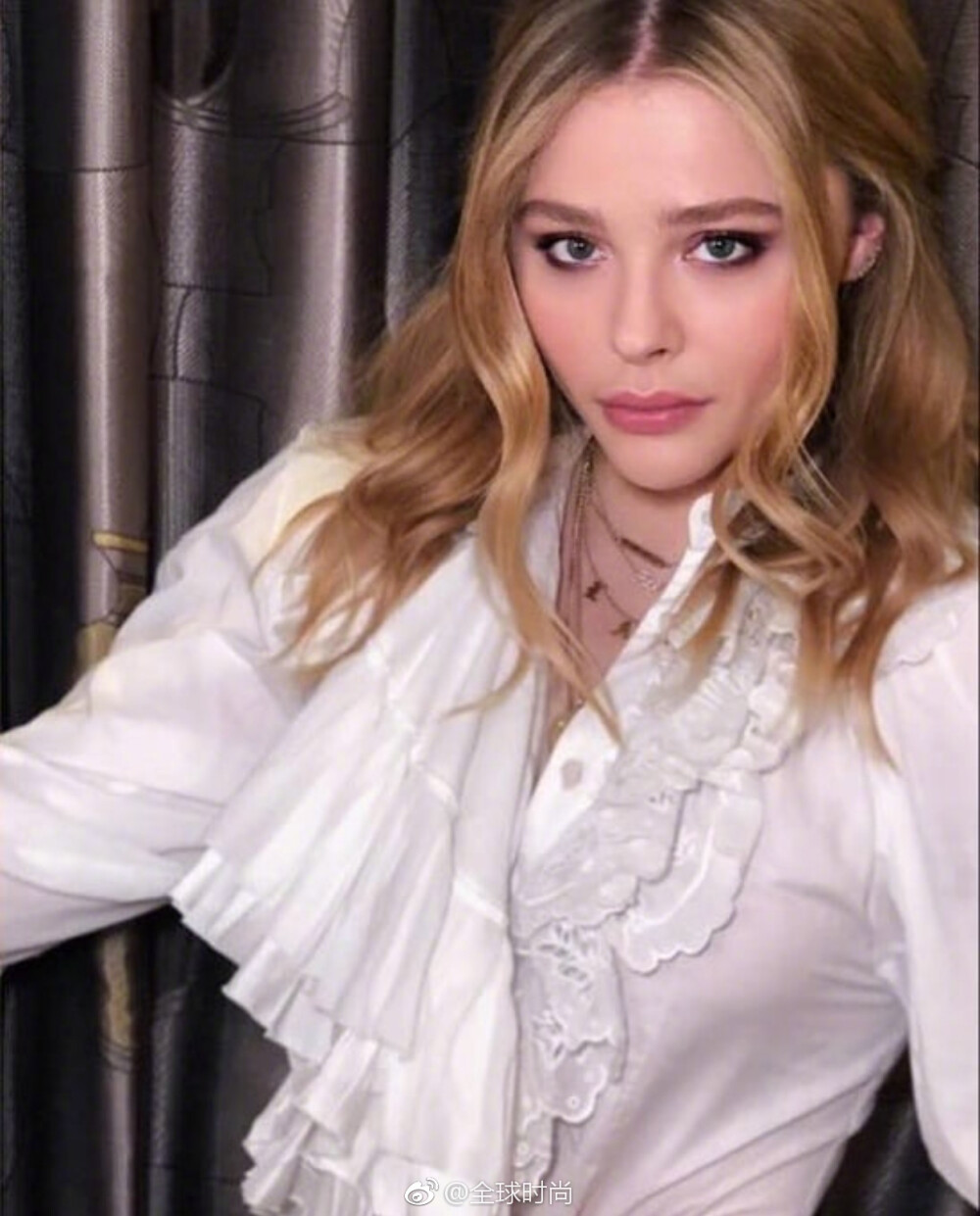 #Chloë Grace Moretz# 亮相魔都上海，受邀出席Coach蔻驰2019全新早秋系列大秀，白衬衫配皮裤，甜美中掩盖不了的帅气！