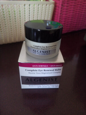 #安利种草##眼霜#ALGENIST奥杰尼斌活眼霜，质地很喜欢，滋润度在春夏刚刚好，既不会让眼部干燥，也不会长脂肪粒。不粘稠，也不会过于稀薄到没安全感，好吸收，对小细纹有效果。质地霜状但是推开超好吸收，就是那种指腹随便点几下就化开吸收了，而且完全不腻，眼部打底妆前使用都不影响，太滋润油腻的眼霜会容易影响遮瑕效果或者导致晕妆。非常喜欢，会回购