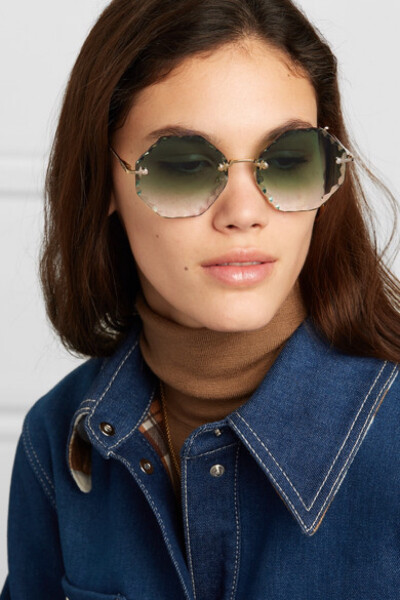 Chloé 这款 “Rosie” 太阳镜作为品牌最新配饰广告大片的重点单品，辨识度甚高。它采用金色金属于意大利制成，八边形镜框配有从绿色渐变到薄荷绿的有色镜片，边缘还刻有别致的锯齿纹。它的玳瑁纹镜腿套带有挖空细节…