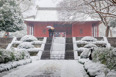 昨夜朔风带雪落，今晨满树梨花开。不知早起谁已赏，却把足印留下来。