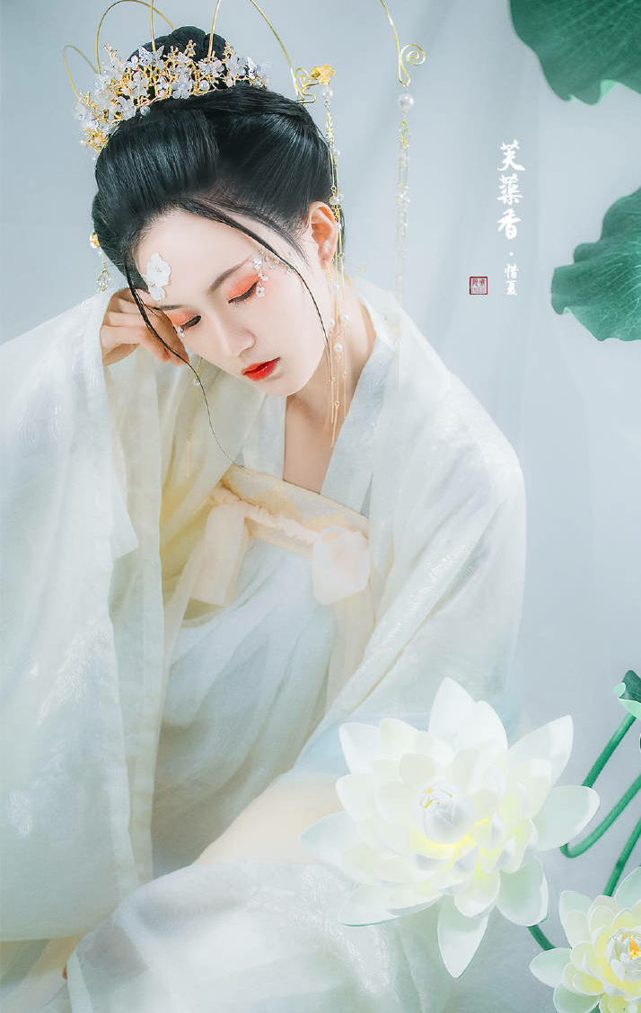 朱颜染尘
【芙蕖香·惜夏】
熹光微转 玉人初著白衣裳
碧纱影动 一室芙蓉细细香
出镜：@绾尤儿
妆摄后排：@阿凝-Lylelee0831 