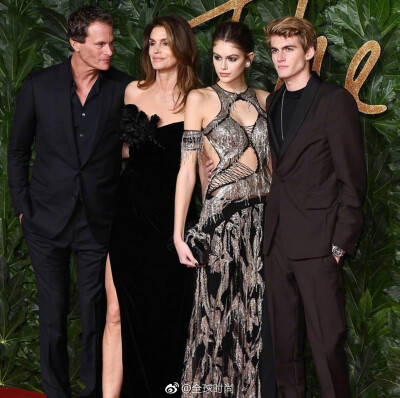 时尚明星 伦敦时间12月10日，kaiagerber 一家出席“The British Fashion Awards”盛典，凯雅身着AlexanderMcQueen露出性感美背，基因真的太重要了！