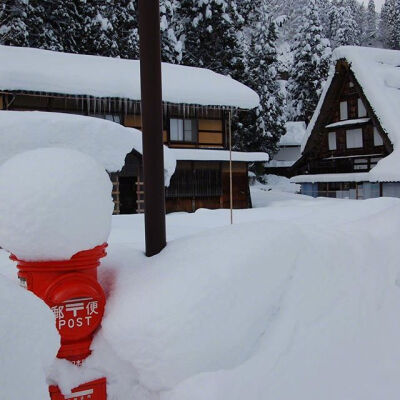 五箇山这个地方的民宅大都是“合掌造”（茅草的人字形木屋顶）式的3、4 层建筑，为了防止积雪，屋顶造成 60°的斜面，寸钉不用。因为它景观独特，已被指定为世界遗产。适合冬天去玩雪~