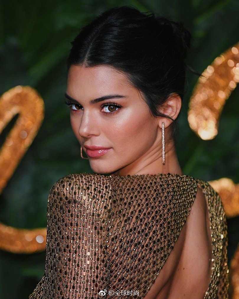 #Kendall Jenner# 昨日出席“The British Fashion Awards”盛典，身着Julien Macdonald金色礼服性感又不失大气，你觉得时尚度怎么样？