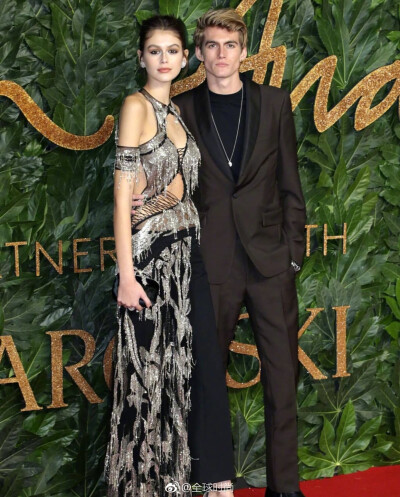 时尚明星 伦敦时间12月10日，kaiagerber 一家出席“The British Fashion Awards”盛典，凯雅身着AlexanderMcQueen露出性感美背，基因真的太重要了！