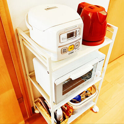 キッチンワゴンに家電をまとめて、すっきりと収納。棚には穴があいていて、熱が逃げるので使い勝手がいいんだそうです。湯気の出る炊飯器とケトルは上段に置いているので、このまま使用することができます。場所を取…