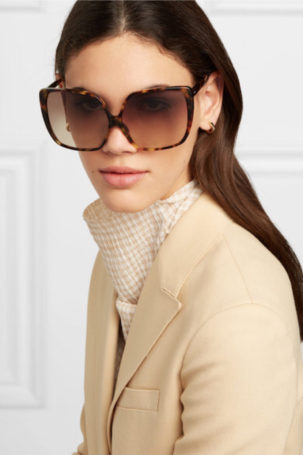 linda farrow 这款太阳镜诞生于日本,以亮面玳瑁纹板材制成,搭载 100%