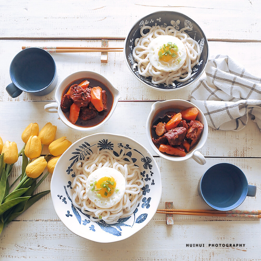 早安，今日早餐：胡萝卜烧牛腩乌冬面+太阳蛋+温水。
胡萝卜炖牛腩昨晚做的，今早热一下拌着乌冬面吃了，10分钟搞定的早餐~~
胡萝卜炖牛腩的做法在《今天吃什么2》P162页，好好吃！
