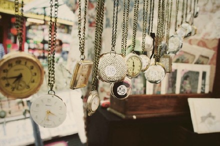 With this hand,I will lift your sorrows. Your cup will never empty,for I will be your wine. With this candle,I will light your way in darkness. With this ring, I ask you to be mine. 执子之手，承汝之忧。 愿为甜酿，盈汝之杯。 但如明烛，为汝之光。 永佩此誓，与汝偕老。