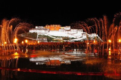 布达拉宫的夜景，雪域高原上最宏伟的建筑。