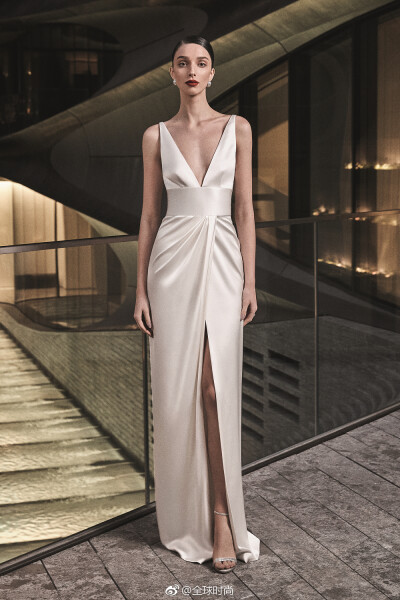 Naeem Khan 2019秋季婚纱系列Ⅰ象牙色的典雅与丝绸的大气，让女性的柔美里多了一分高贵，这样的新娘礼服，你会喜欢吗？