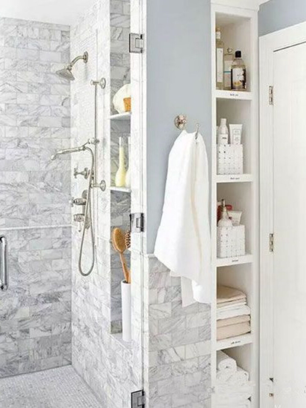 卫生间的空间小，怎么才能有效利用每个空间呢？
 
卫生间的夹缝空间，上层空间一定要有效利用，解决好收纳问题，卫浴间才能看上去更整洁，在使用中也更方便。