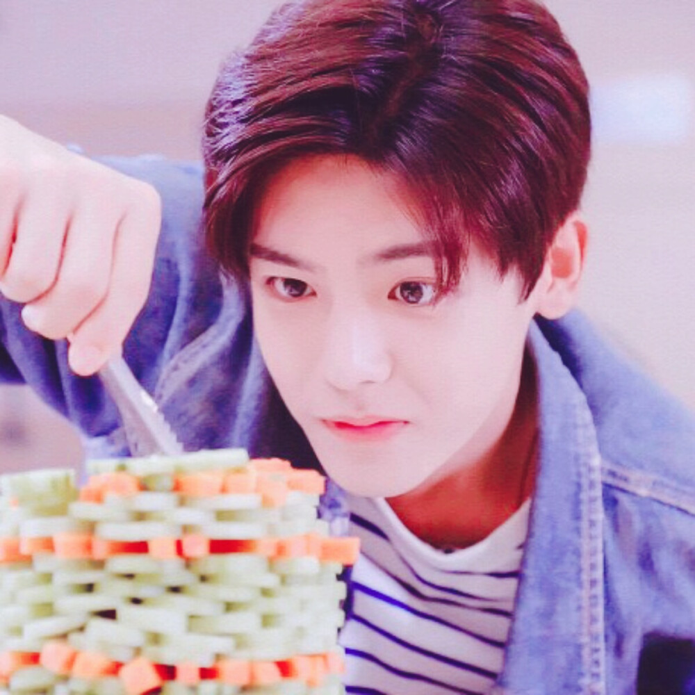 侯明昊 头像 花彪 人不彪悍枉少年 by/林八月