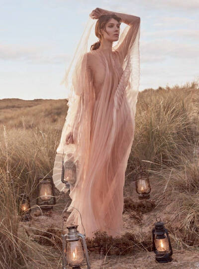 Kati Nescher Is British Regal In 'Twelfth Night' By Richard Phibbs For Harper's Bazaar UK January 2019
凯蒂·内舍尔在理查德·菲比斯为《时尚芭莎》英国版拍摄的《第十二夜》中饰演英国皇室成员