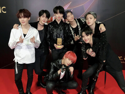 BTS 防弹少年团 20181212 “2018 MAMA in japan! 托我们Worldwide的ARMY们的福得到的珍贵的Worldwide Icon Of the Year!撒浪啊! 阿米嘿! #大赏弹少年团”