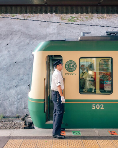 日本街头的有轨电车