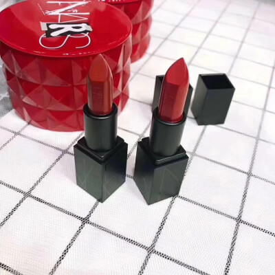 NARS2018年圣诞限定套组·Rita and Mona Little Fetishes，包含两支口红，特别合适，大小合适，而且也不会用不完