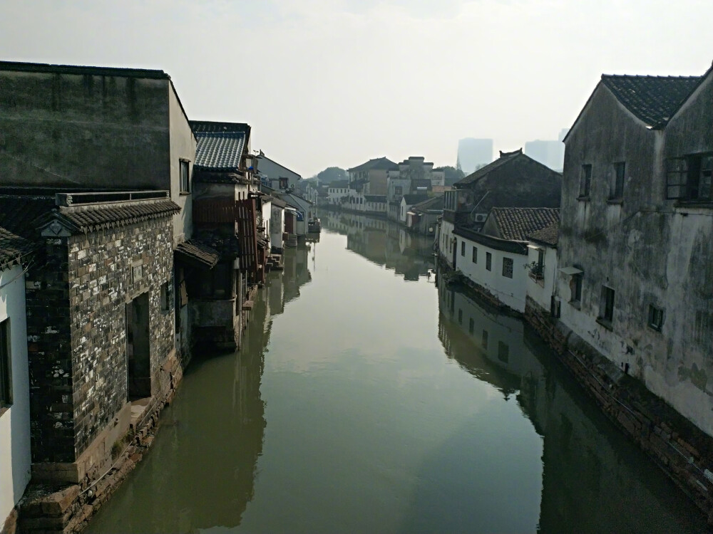 打卡了山塘街和平江路，山塘街一半是商业区一半是生活区（一半烟火一半生活）。更喜欢生活区很多很老旧的建筑和巷子，我觉得最有趣的就是虽然在一个箱子里她们的门头就是那么参差不齐，巷子里的路就是七扭八歪的，但就是这种不规整却又那么好看，我从七里山塘的这头走到了那头，又走了回来。原来现在真的还有人在河里洗衣服，还是有在城市里烧柴火做饭的。平江路的游客会少很多，很可怕的是一进来都是拉着你尝鲜花果茶（虽然我没有抗住买了，但是emmmm你们懂得）后面更多的是卖旗袍，苏绣的地方，感觉比山塘街的店更精致一些，偶遇了网红打卡地方，小哥哥给小姐姐拍了很久的照片（这大概就是真爱了吧）会有摇橹船，如果去过拙政园坐过的小可