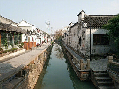 打卡了山塘街和平江路，山塘街一半是商业区一半是生活区（一半烟火一半生活）。更喜欢生活区很多很老旧的建筑和巷子，我觉得最有趣的就是虽然在一个箱子里她们的门头就是那么参差不齐，巷子里的路就是七扭八歪的，但…