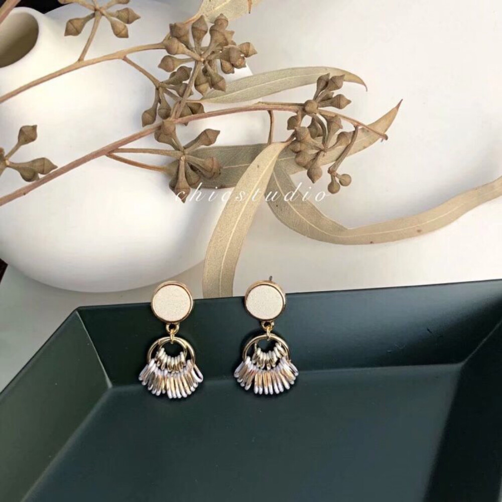 chic new | 酒红色&米灰色 上耳存在感很强 搭配金色流苏 很显白 