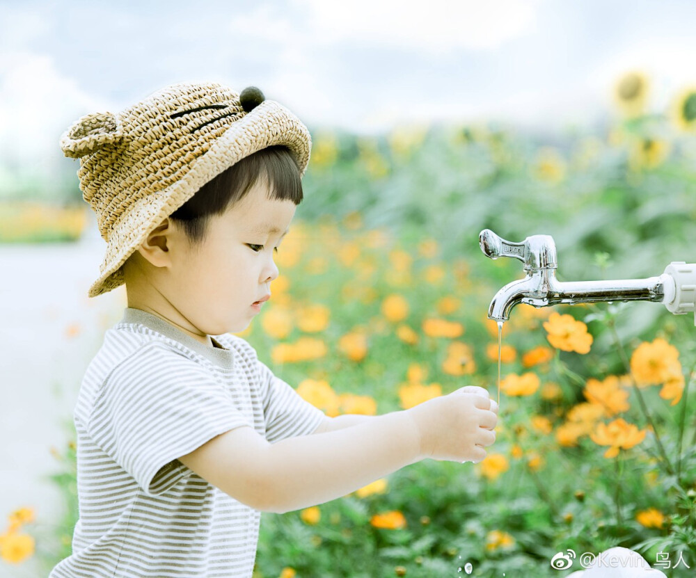 #镜头里的夏天##时光手记##不想让你长大##Hello七月##时光留夏##孩子,我想给你拍张照# #摄影#
花田夏日
时光留夏，记录点滴
摄影/后期：@Kevin_鸟人
