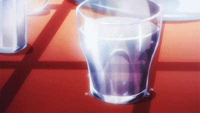 空气中的水分凝结在玻璃杯上，再缓缓落下。唯美的GIF动态图，动画场景，夏天的小细节。