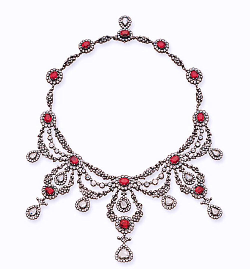 爱德华时期“festoon necklace”垂花帷幔项链，也可以称“swag necklace”，最开始流行是在乔治亚时期(1714–1830s)，贯穿整个维多利亚时期，到了爱德华时期，这种款式的项链，随着珠宝工艺的进步，变得华丽异常，而又充满少女的梦幻感。 ​​​