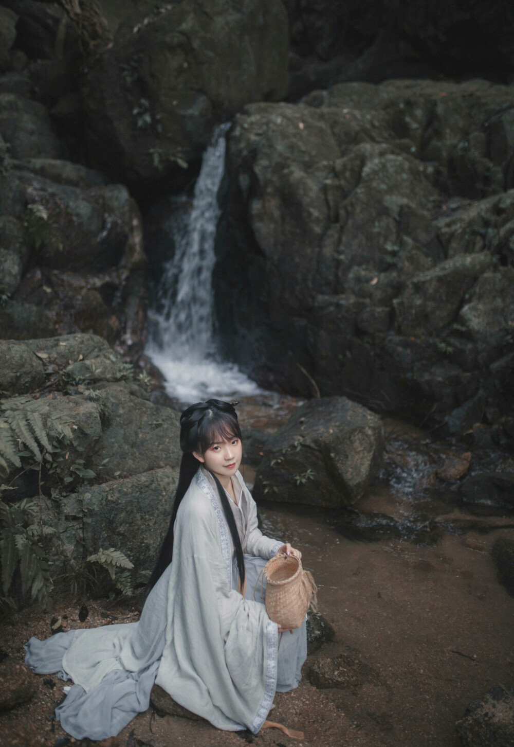 蓝田玉暖日生烟