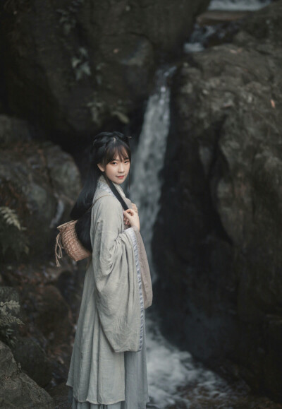 蓝田玉暖日生烟