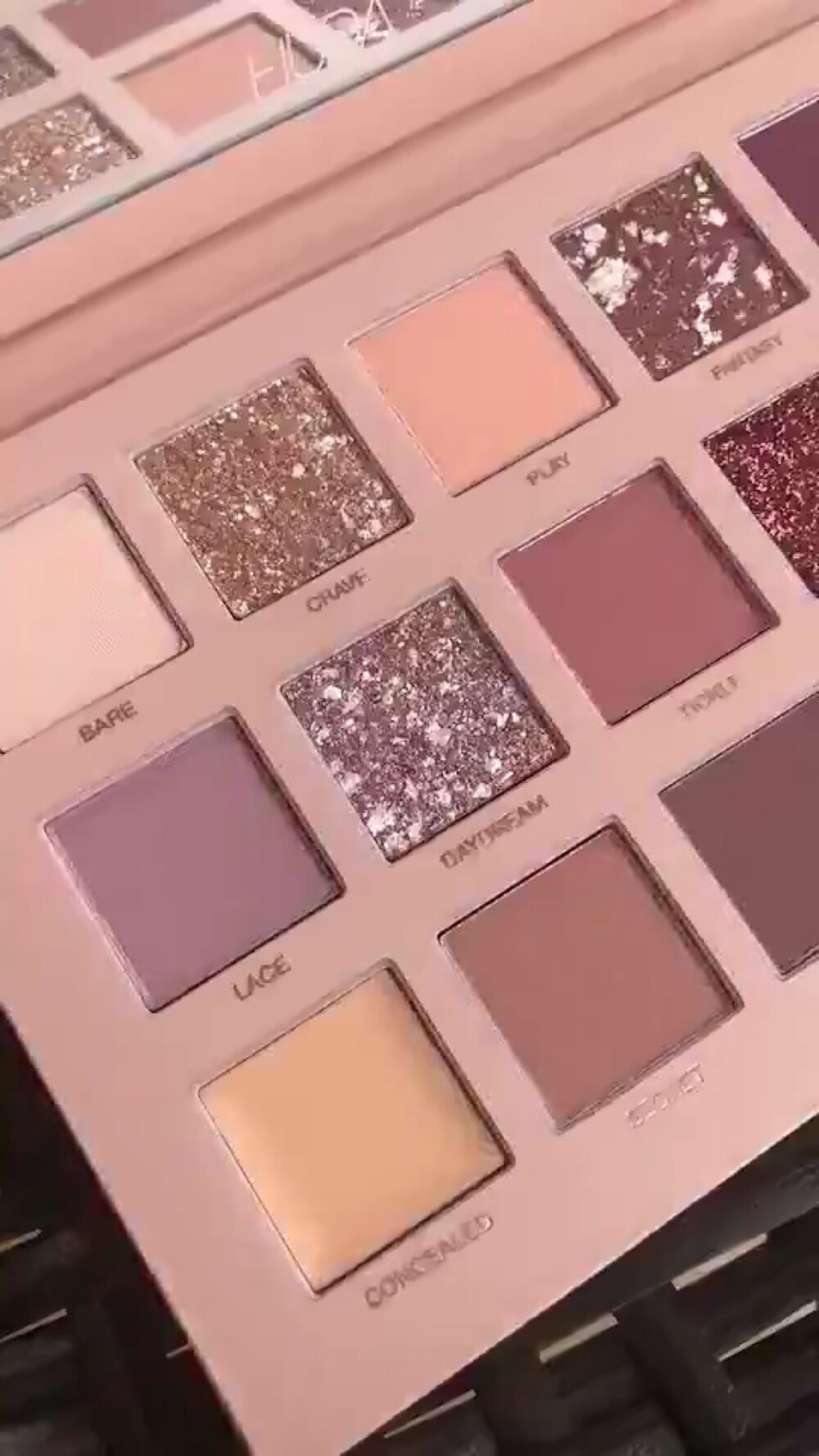 huda沙漠玫瑰眼影盘! 颜色真的强烈安利了! 除了有点会飞粉!