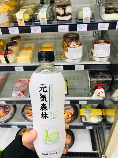 全家便利店，超级日系的气泡水，0卡路里，青瓜味的，完美