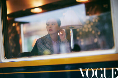 2018《VOGUE》八月号：刘诗诗（神秘的东方快车，一瓶有故事的香水，美丽的诗诗和一场让人流连忘返的#香奈儿之水#寻香之旅。自然清爽的装扮和气味，更符合杜维埃的气息。）