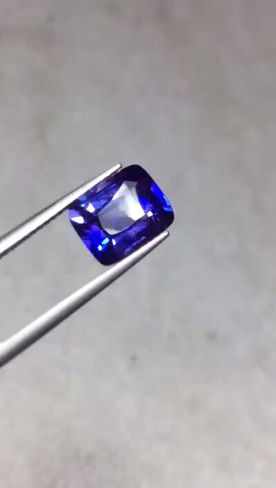 【名称】斯里兰卡变色蓝宝石
【重量】3.3ct
【净度】全净
【形状】枕型
【证书】国际证书
【价格】22000
【售后】24小时确认
【备注】无加热