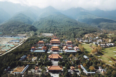 上午在崇圣寺三塔转了一圈，除了三塔外基本都是新建的建筑，就是很新的那种，没有历史的痕迹，观感不强。入园价：75元；上山小巴：25元。