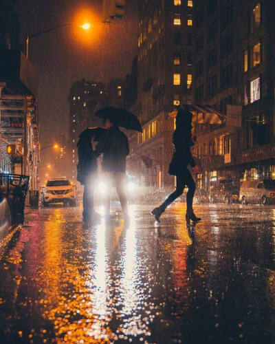 上次更新了一组香港的雨景，有小可爱又投稿了一组同风格的雨夜，照片看着很美，在雨中忙着奔波的人应该很辛苦吧?上次下雨是什么时候呀?